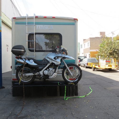 Porta moto de pista con metal desplegado y rampa completa