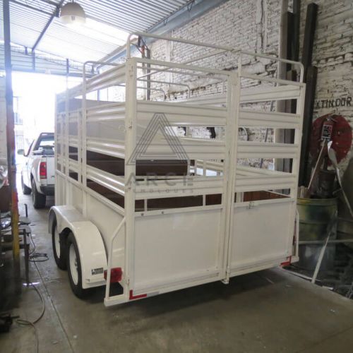 Remoque para 2 caballos con divisiones centrales, comedero y monturero al frente