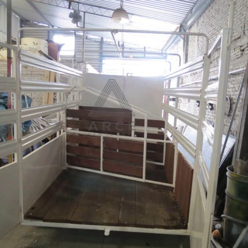 Remoque para 2 caballos con divisiones centrales, comedero y monturero al frente