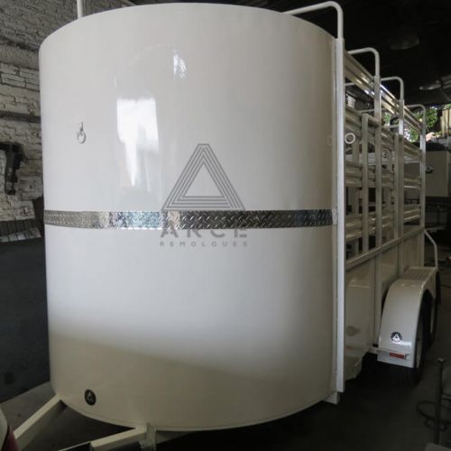 Remoque para 2 caballos con divisiones centrales, comedero y monturero al frente