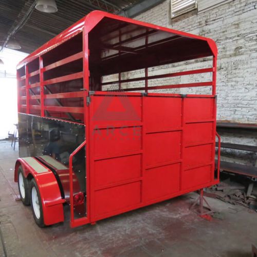 Remolque para dos caballos con divisiones centrales, diseñado para dejar las divisiones a un costado para meter un RZR