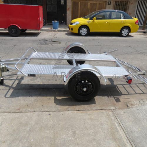 Chasis con huellas de antiderrapante para transportar cuatrimoto con tope frontal y rampas traseras