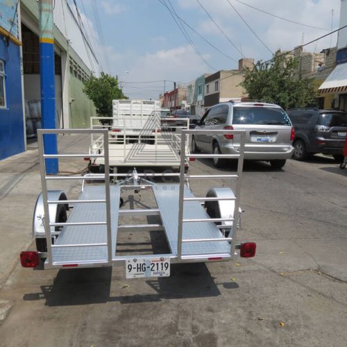 Chasis con huellas de antiderrapante para transportar cuatrimoto con tope frontal y rampas traseras