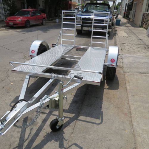 Chasis con huellas de antiderrapante para transportar cuatrimoto con tope frontal y rampas traseras