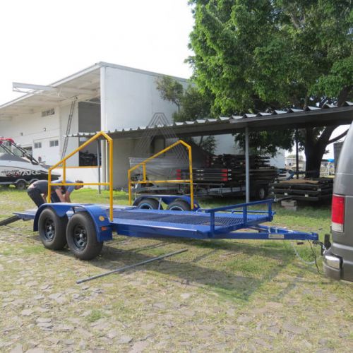 Remolque tipo plataforma diseño adaptable para transporte de varios vehículos a la vez con rampas movibles