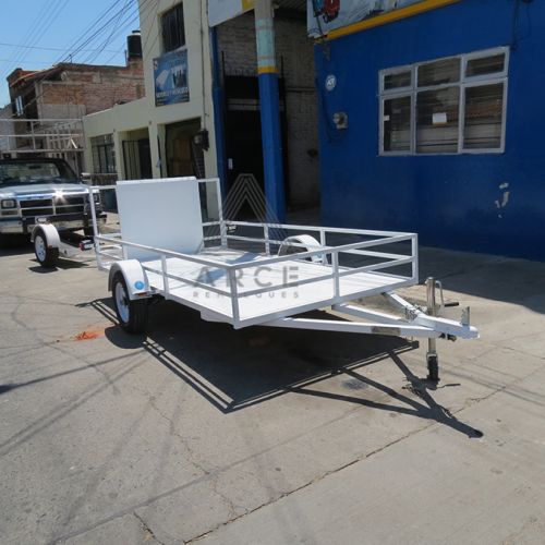 Remolque tipo plataforma ideal para transportar un carrito por su rampa con lámina lisa al centro