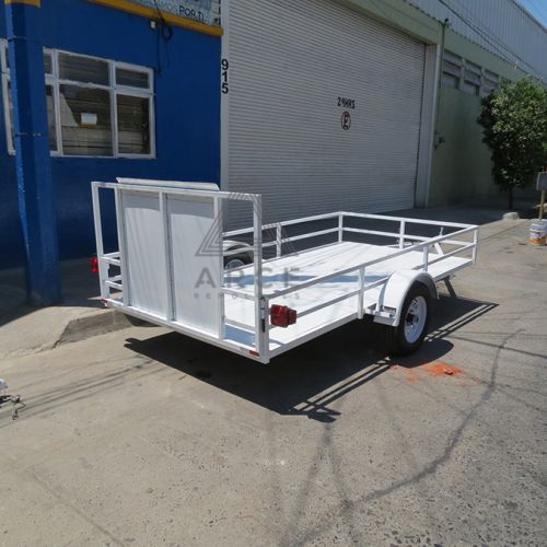 Remolque tipo plataforma ideal para transportar un carrito por su rampa con lámina lisa al centro