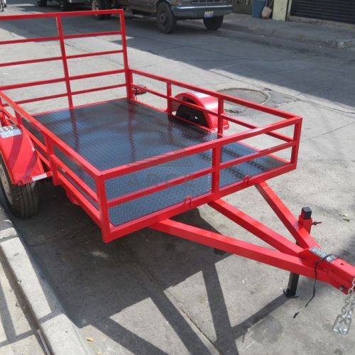 Remolque tipo plataforma con rampas movibles, piso de madera. Ideal para transportar carros o camionetas