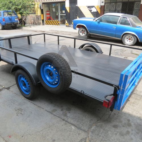 Remolque tipo plataforma a dos colores, caja de herramientas en aluminio, llanta de refacción, rampas traseras