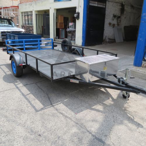 Remolque tipo plataforma a dos colores, caja de herramientas en aluminio, llanta de refacción, rampas traseras