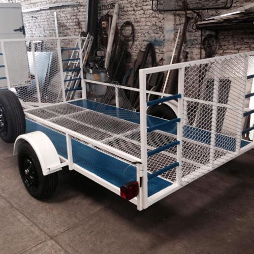 Remolque tipo plataforma diseño especial con rampa trasera y frontal para facilitar acceso, metal desplegado en el centro para aligerar el remolque