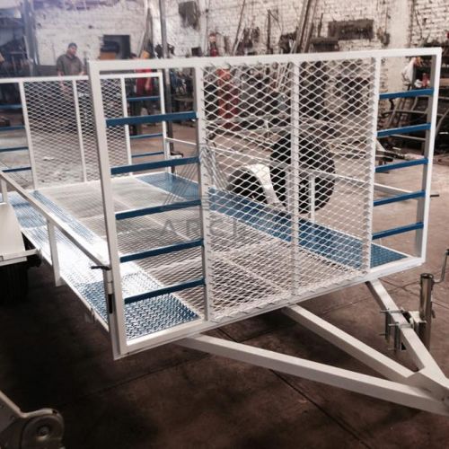 Remolque tipo plataforma diseño especial con rampa trasera y frontal para facilitar acceso, metal desplegado en el centro para aligerar el remolque