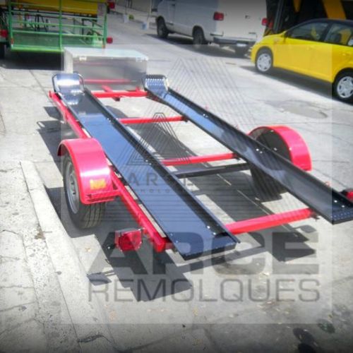 Chasis con huellas de antiderrapante para transportar carros pequeños con tope frontal y rampas traseras
