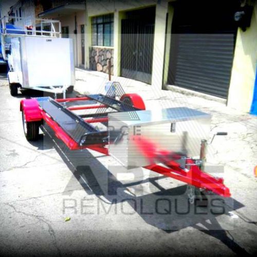 Chasis con huellas de antiderrapante para transportar carros pequeños con tope frontal y rampas traseras