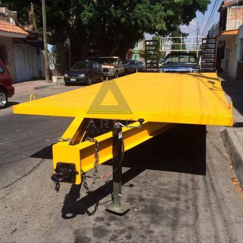 Remolque tipo plataforma de cama alta con cola de castor para usos varios en tres ejes 10K