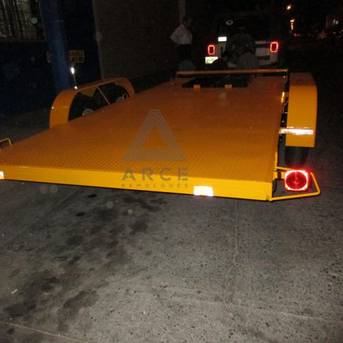 Remolque tipo plataforma ideal para transporte de carrros con piso antiderrapante, rampas integradas a estructura