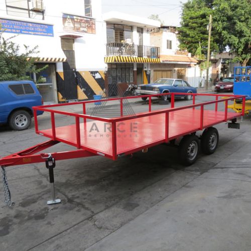 Remolque tipo plataforma de cama alta con barandales para asegurar la carga