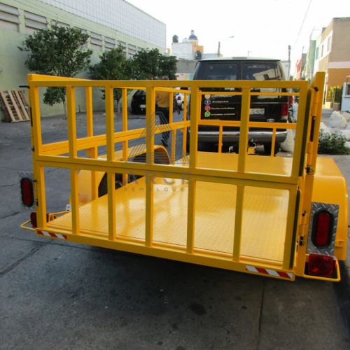 Remolque tipo plataforma con caja a cuadros de gran capacidad con estructura movible