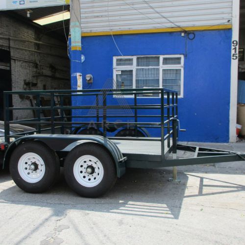 Remolque tipo plataforma con caja a cuadros de gran capacidad, exceso de dimensiones solo para uso interno