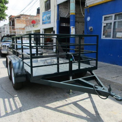 Remolque tipo plataforma con caja a cuadros de gran capacidad, exceso de dimensiones solo para uso interno