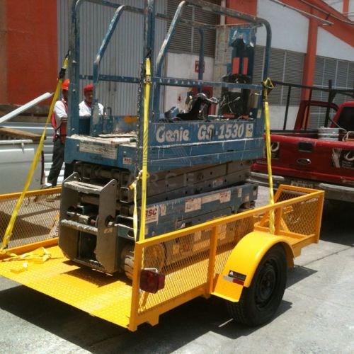 Plataforma movible para elevadora industrial con barandal en metal desplegado