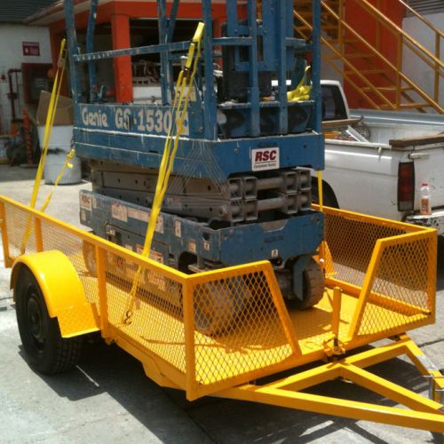 Plataforma movible para elevadora industrial con barandal en metal desplegado