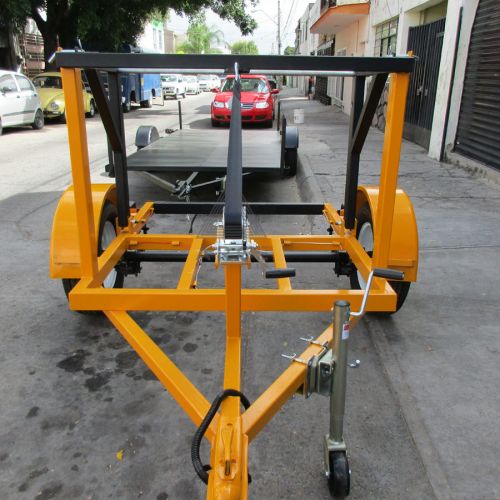Remolque fabricado para transportar un rollo de cableado con sistema para asegurar la carga y winch para facilitar el movimiento