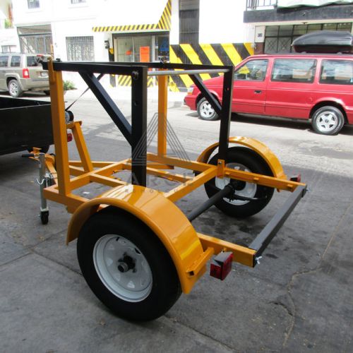 Remolque fabricado para transportar un rollo de cableado con sistema para asegurar la carga y winch para facilitar el movimiento