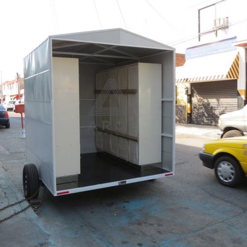 Remolque tipo caja seca fabricado en lámina pintro, sin accesorios reglamentarios solo para uso interno, fabricado para la instalación de lockers para su acceso en terrenos remotos en plantación