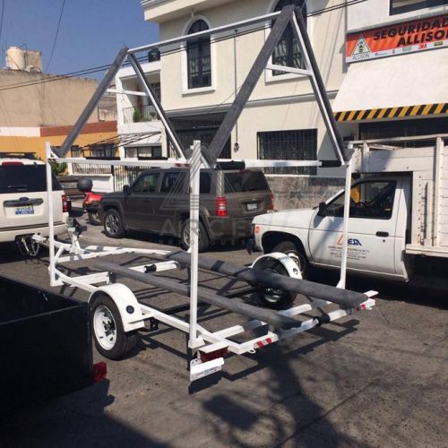 Remolque diseñado para transportar una lancha en la parte inferior y dos Kayaks en la parte superior