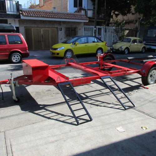 Remolque diseñado para llevar una cuatrimoto al frente y un Jetsky en la parte trasera del remolque