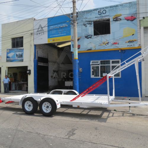 Remolque de diseño especial para exhibición de RZR a dos colores con rampas desmontables.