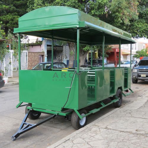 Remolque en quinta rueda diseñado para transporte turístico dentro de un fraccionamiento